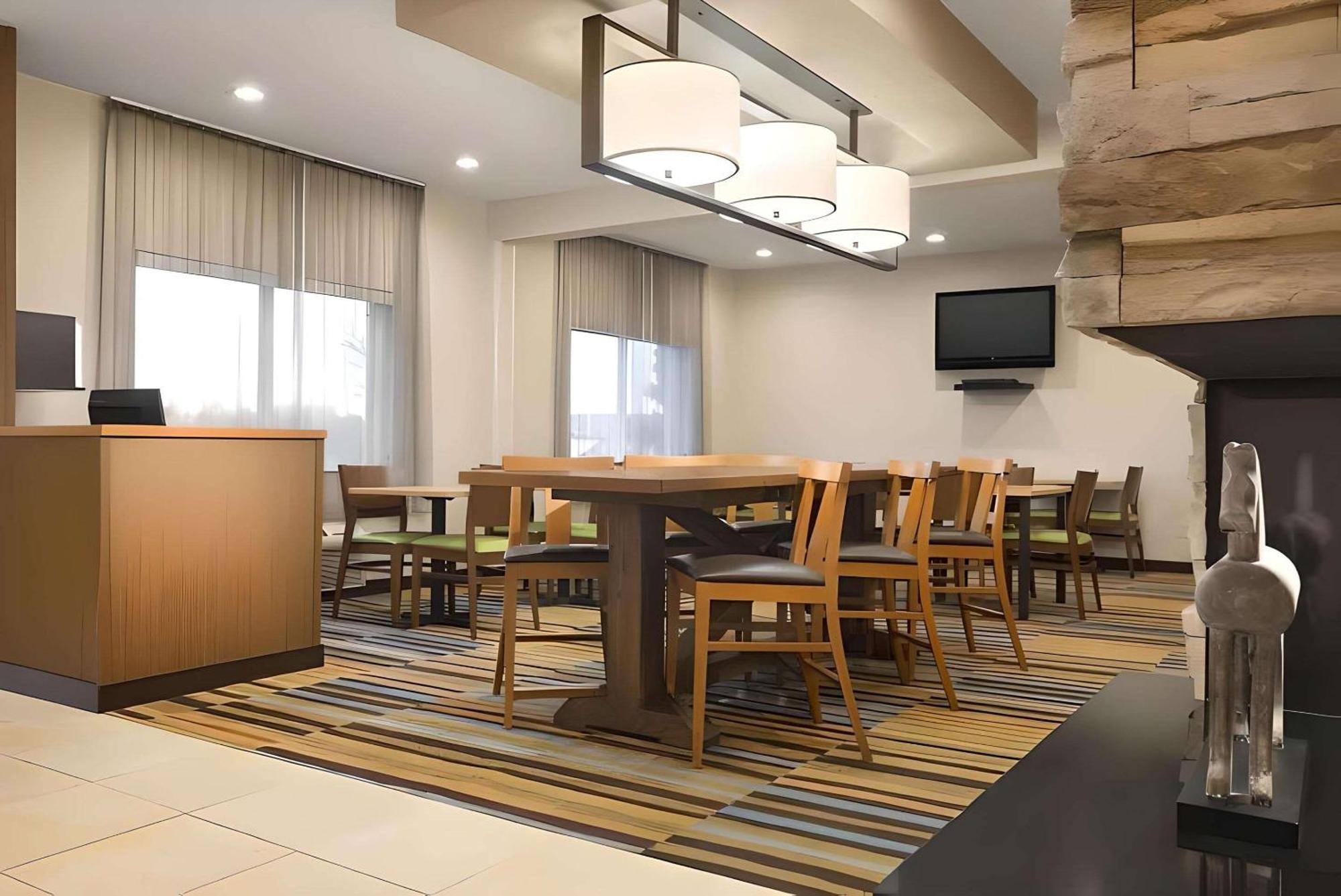 Dubuque Inn & Suites Ngoại thất bức ảnh