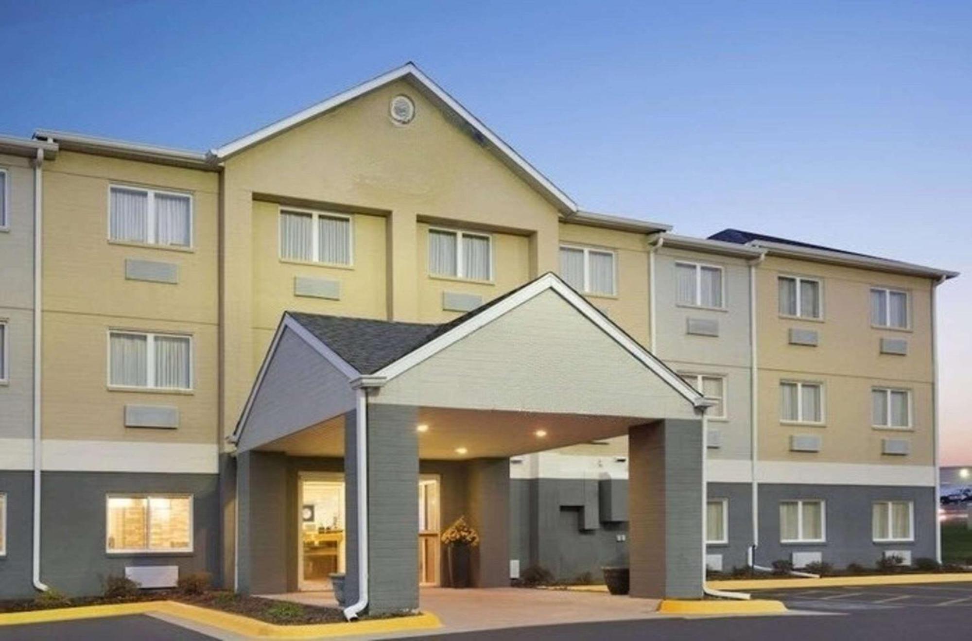 Dubuque Inn & Suites Ngoại thất bức ảnh